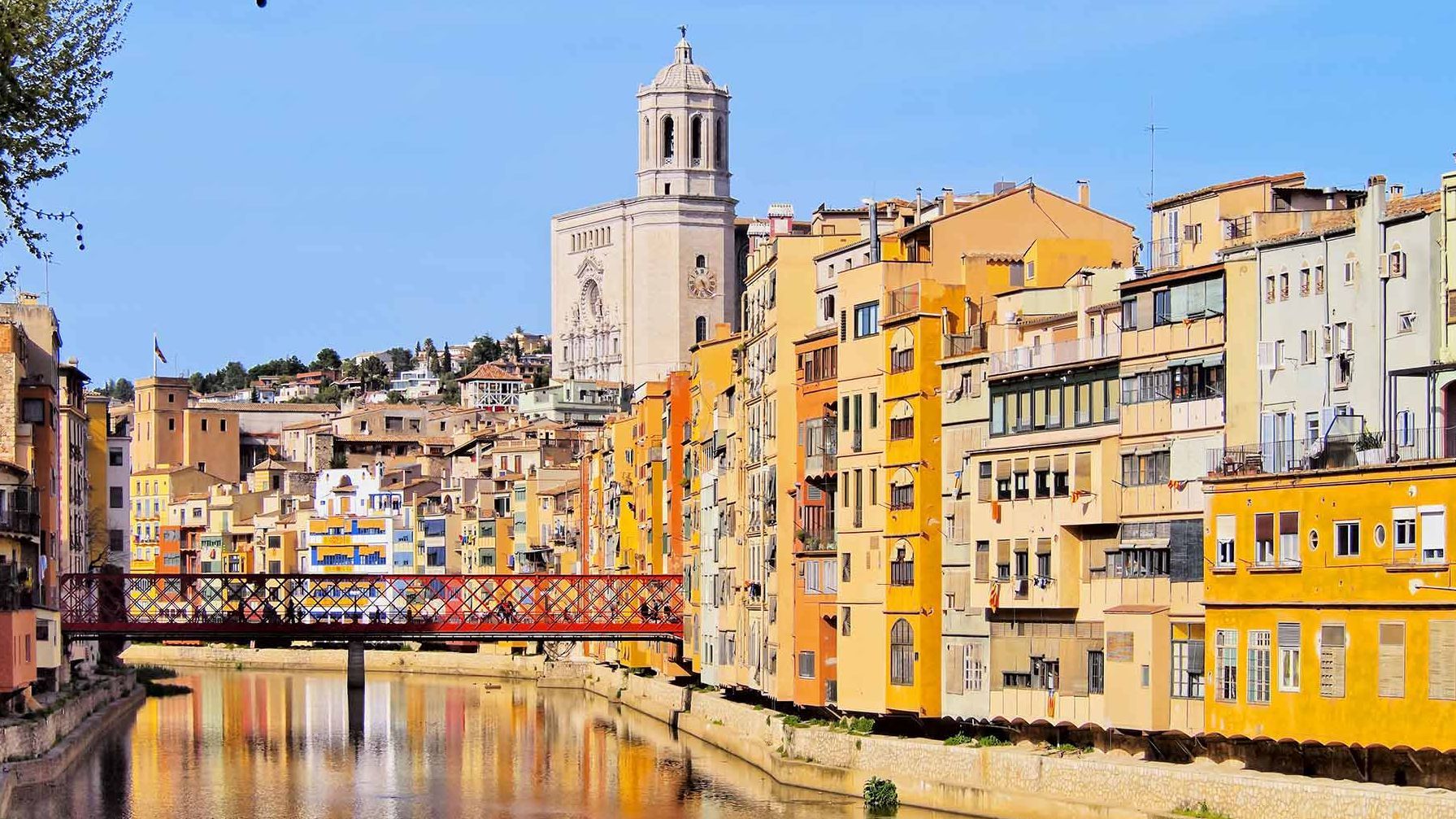What to see in Girona: the colourful houses along the Onyar River and Pont de les Peixateries Velles